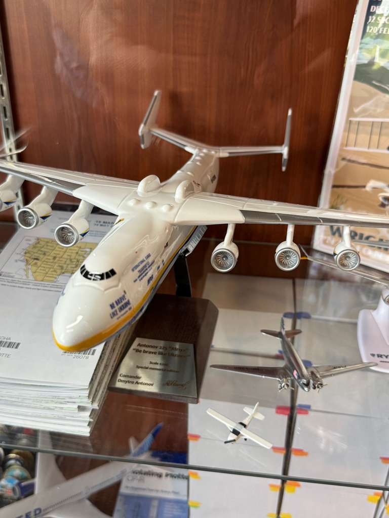 Look at the size of the planes we fly here compared to a Antonov 225! The main landing gear alone in longer than our airplane! The antonov got about 0.025 Miles per gallon, and burned around 22 metric tons of fuel per hour.